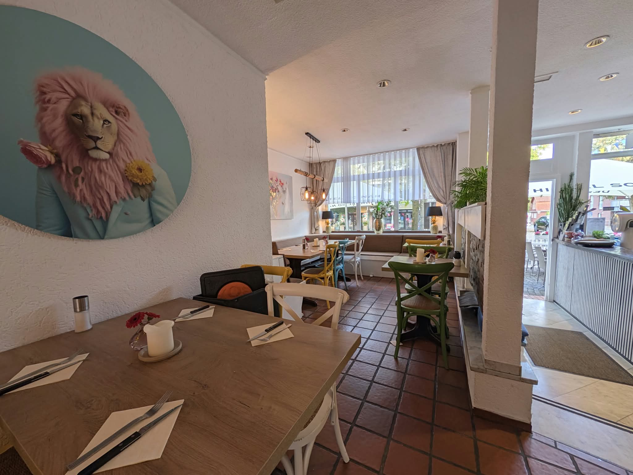 Gedeckter Tisch vor dem Löwenbild, Blick zum Fenster